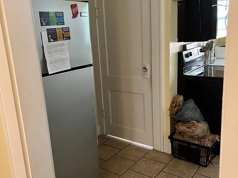 904 E University St — Photo 5