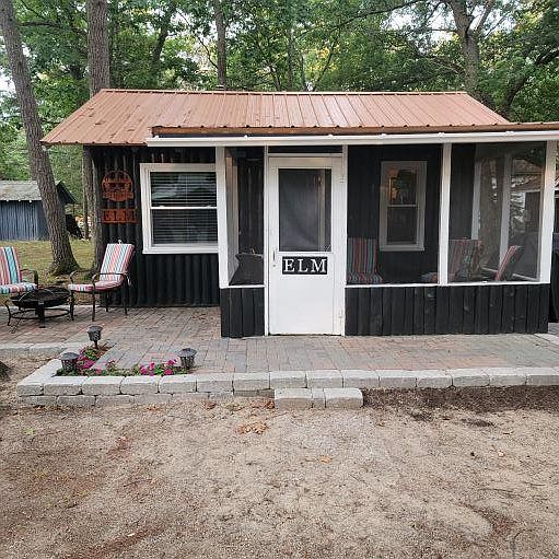 1st image of 971 Huron St