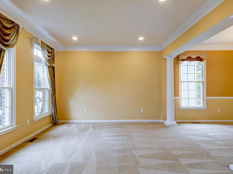 45 Lockwood Dr — Photo 5