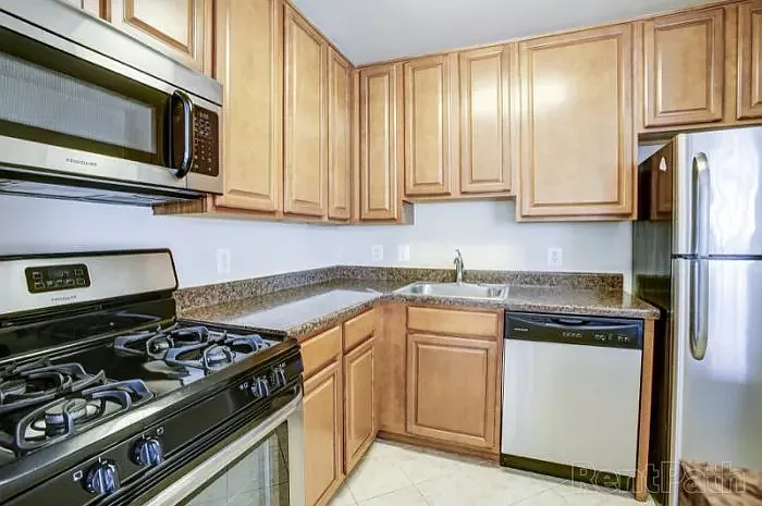 Round Hill Apartments of Chevy Chase — Photo 4