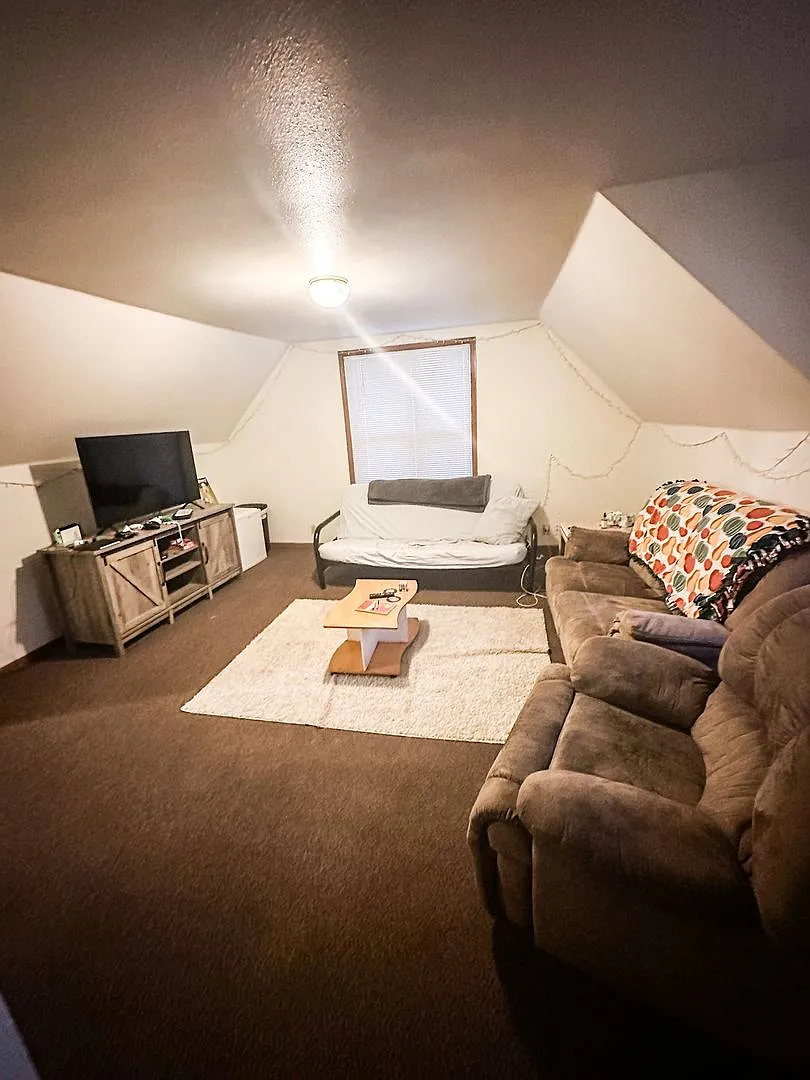 3 bed, 910 sqft, $1,305 — Photo 3