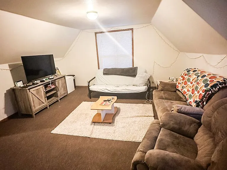429 Niagara St #1/2 — Photo 3