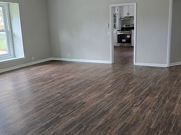 5th image of 223 College Ave N