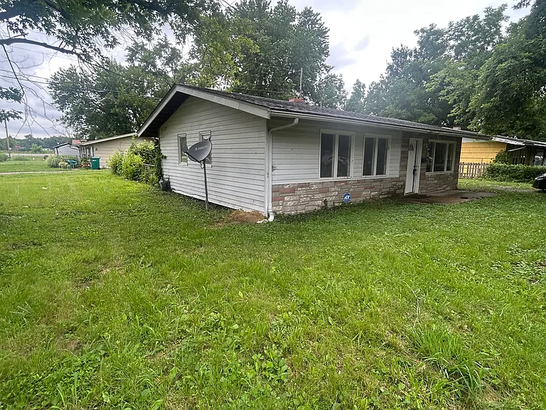 2 E Adams Dr — Photo 2