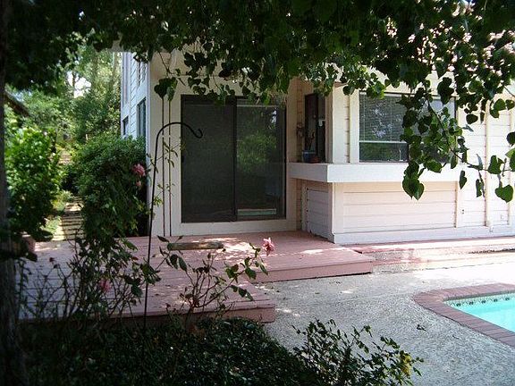 4th image of 106 Fox Glen Cir