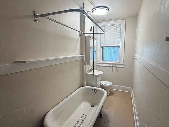 4th image of 950 Hamlet St