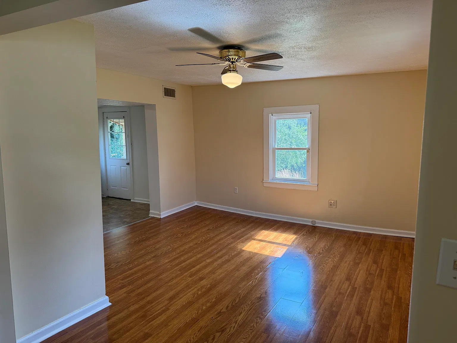 2 bed, 1.0 bath, 900 sqft, $851 — Photo 3