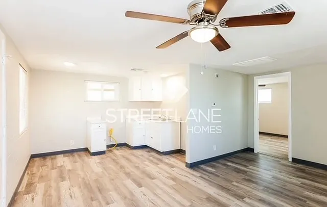 1402 W Mercer Ln #2 — Photo 5