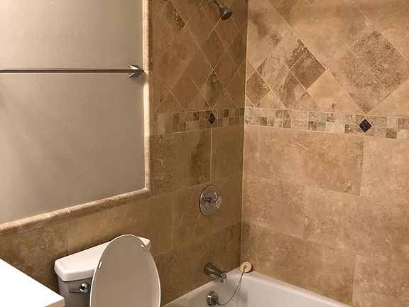 5th image of 910 Curtiss St #6