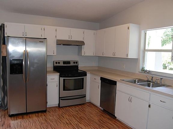 5th image of 215 E Cluster Ave