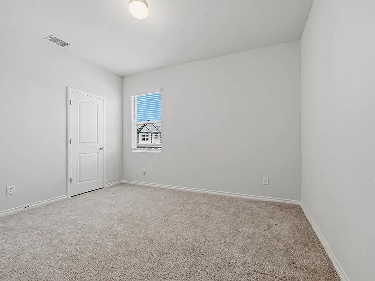 245 Leeland Dr — Photo 18