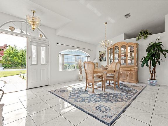 5th image of 28 FAIRHILL LANE