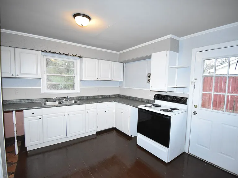 141 W Rossview Rd — Photo 4