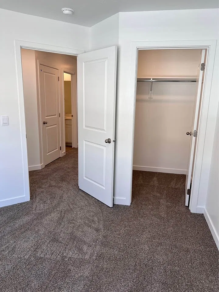3 bed, 2.5 bath, 1372 sqft, $2,100 — Photo 4
