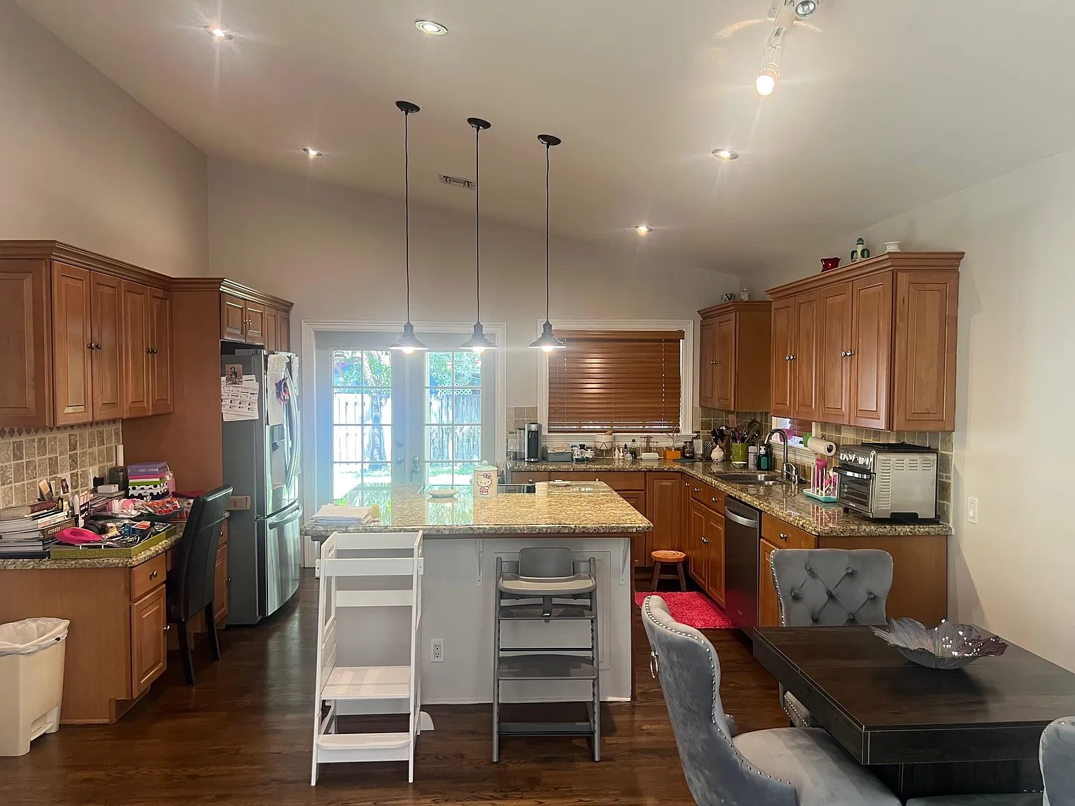 3 bed, 2.0 bath, 1679 sqft, $5,200 — Photo 3