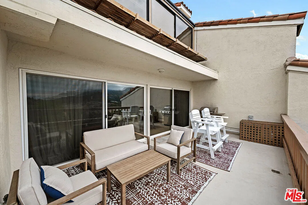 2 bed, 2.0 bath, 1360 sqft, $6,995 — Photo 4
