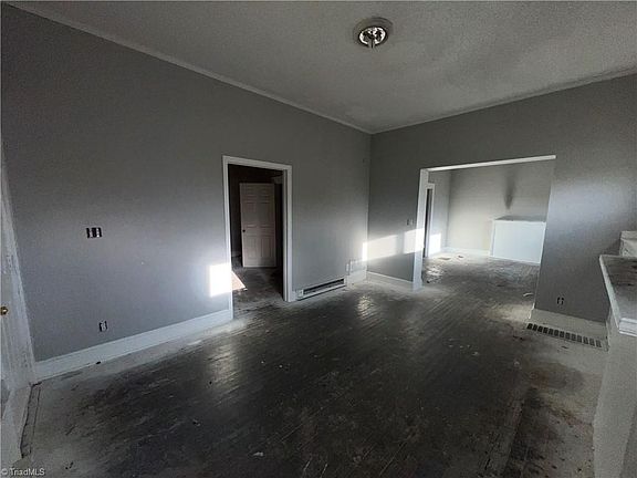 3rd image of 517 E Bragg St