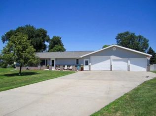 517 Phelps Dr, Shelton, NE 68876