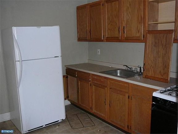 5th image of 615 W 5th St