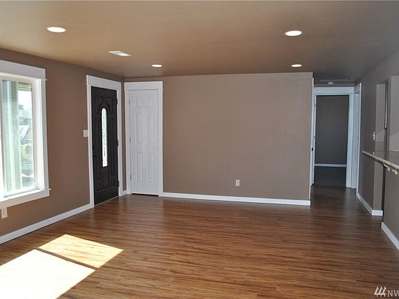 3rd image of 4324 Sun Dr NE