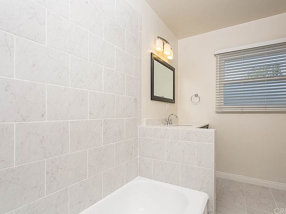 4th image of 10109 Swinton Ave