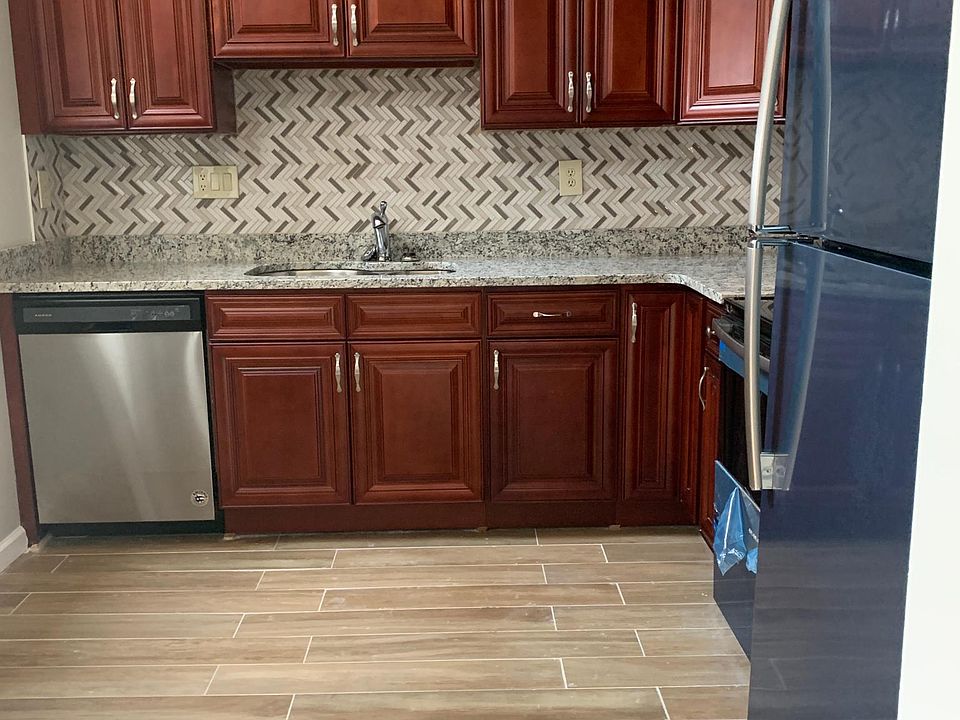 1st image of 15 Thompson Dr APT 24