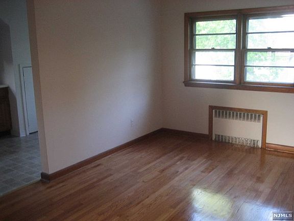 2nd image of 822 Kingsland Ln #2