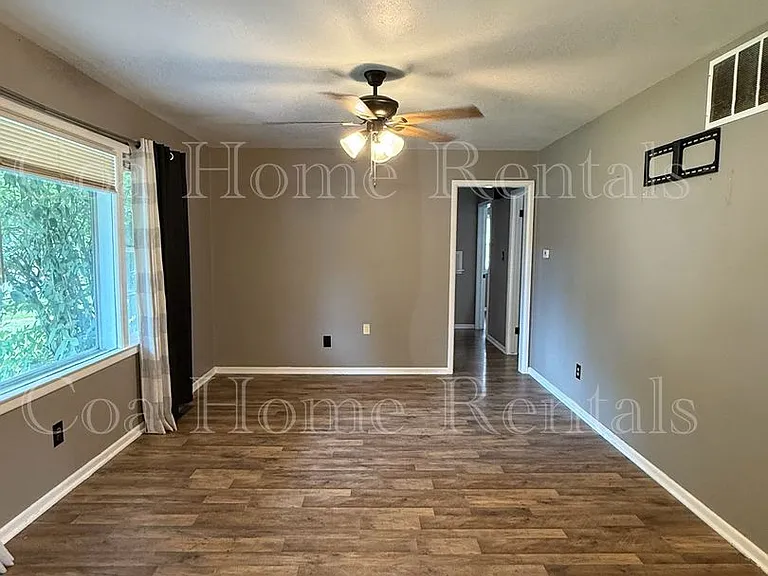 535 S Derby Ave — Photo 3