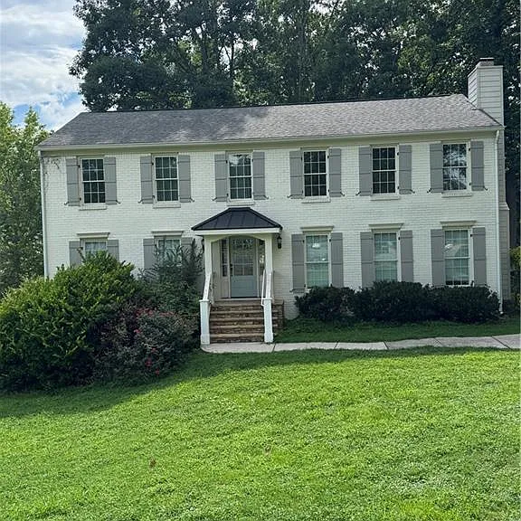 903 Woodlawn Dr NE — Photo 1