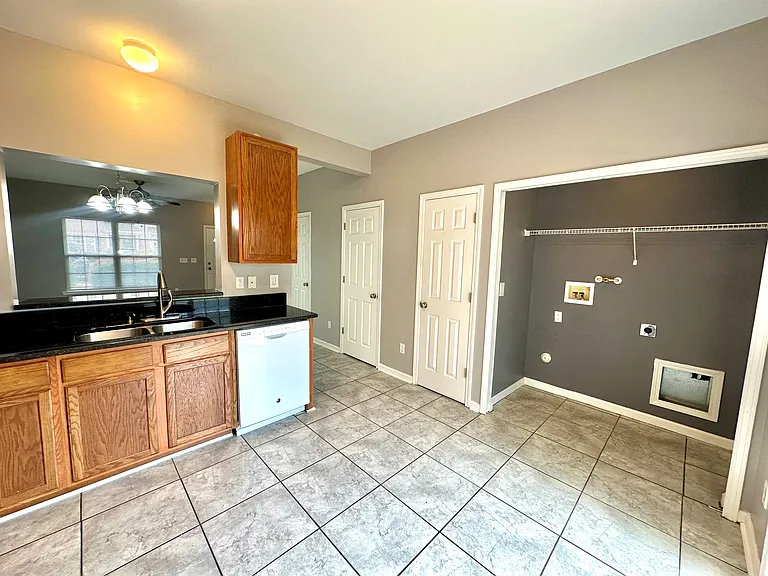 616 Graythorn Ln — Photo 8