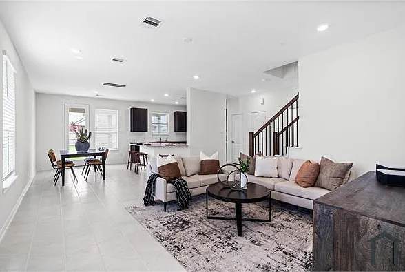 3 bed, 1693 sqft, $2,300 — Photo 4