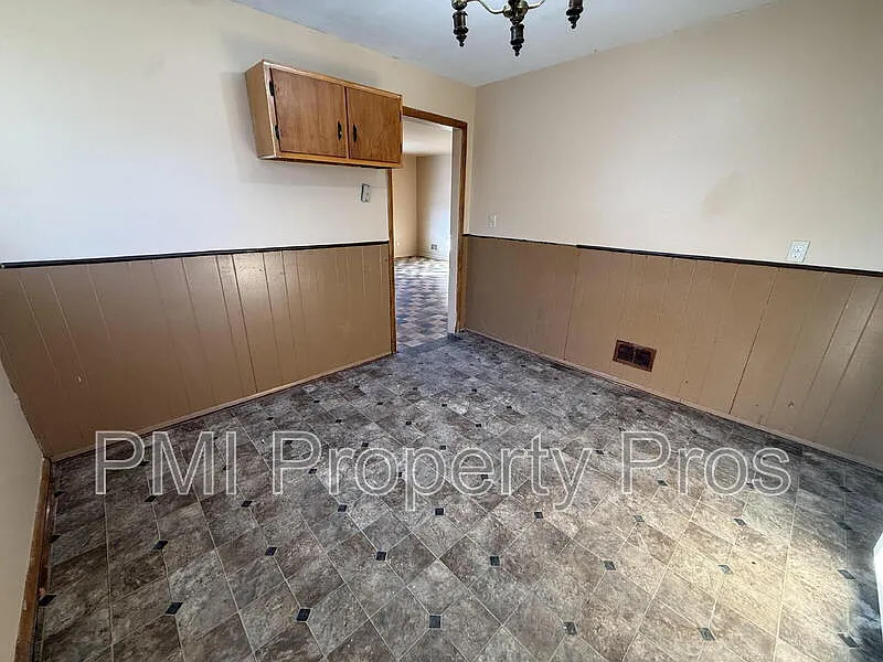 3 bed, 1.0 bath, $995 — Photo 1