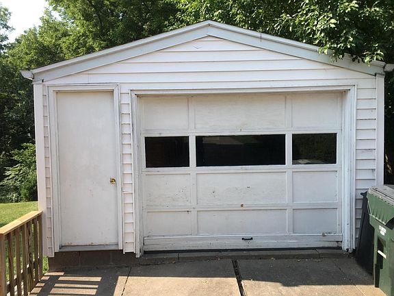 3rd image of 722 Woodlawn Ave