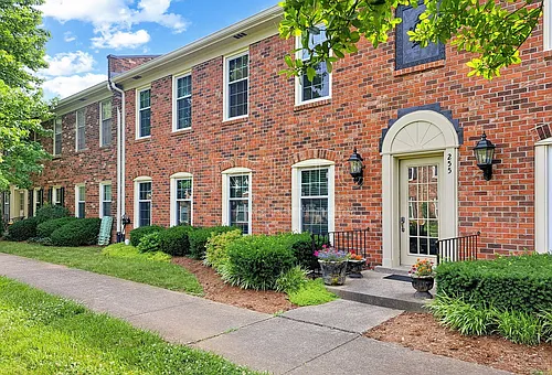 255 Salisbury Sq Photo 1