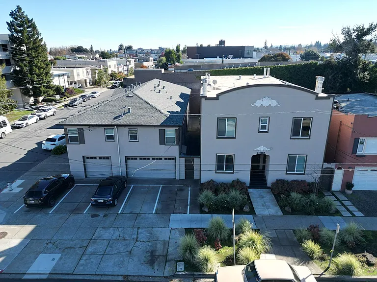1005 Burlingame — Photo 7