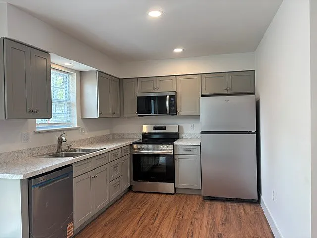 3 bed, 1.5 bath, 1240 sqft, $2,000 — Photo 3