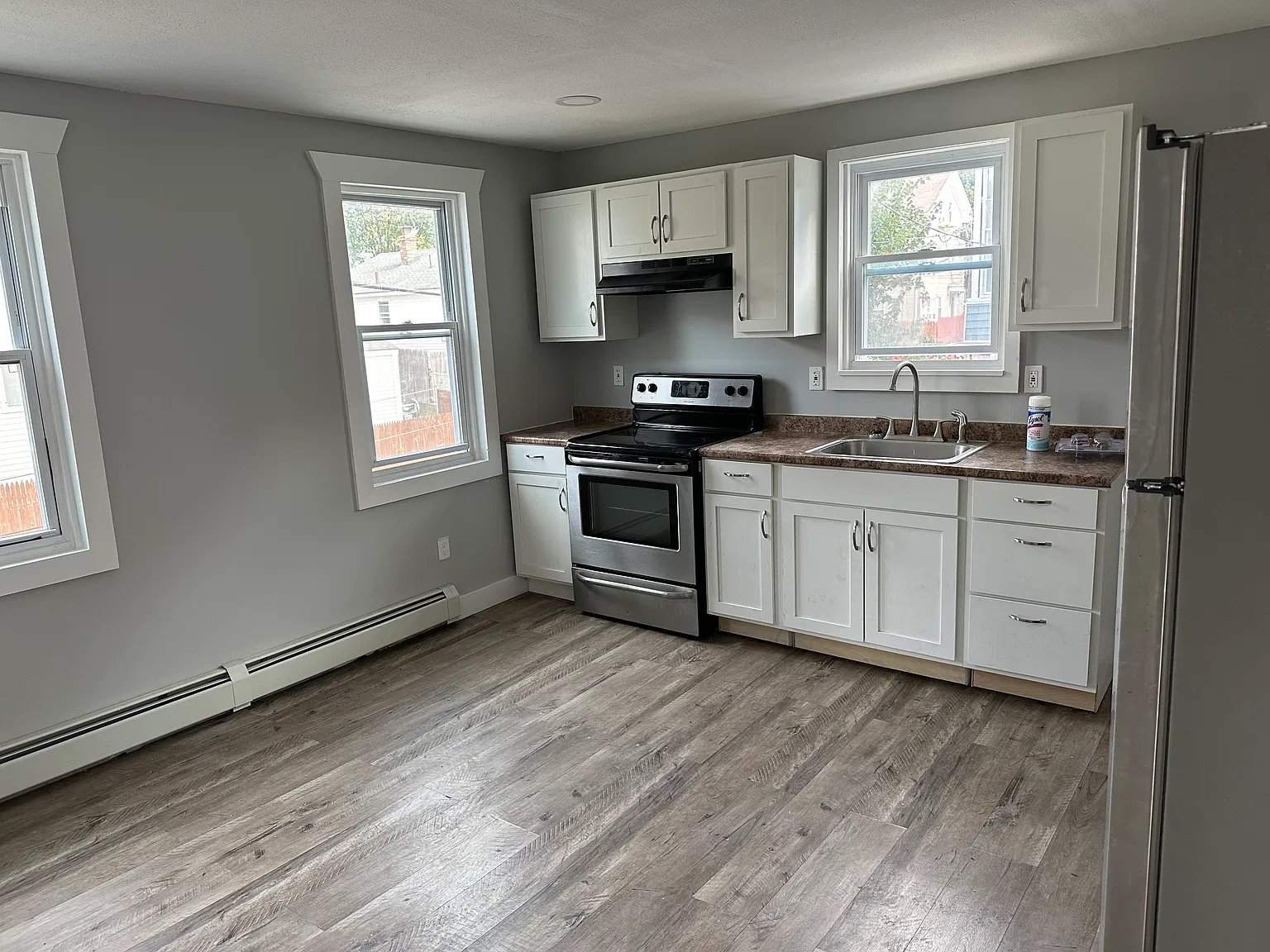 4 bed, 1.5 bath, $1,900 — Photo 2