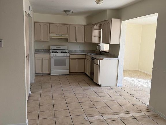 5th image of 408 N Resler Dr