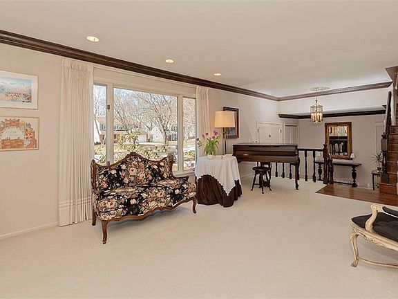 5th image of 2367 Beachwood Blvd