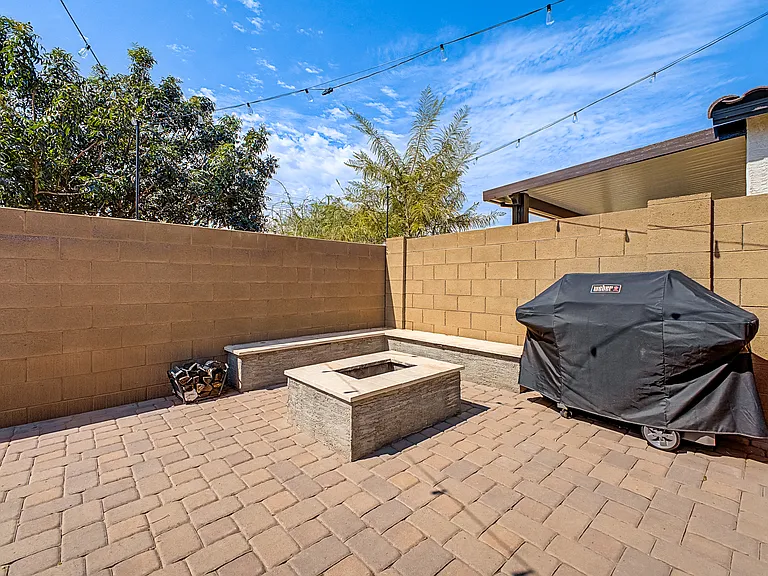741 E Liberty Ln — Photo 24