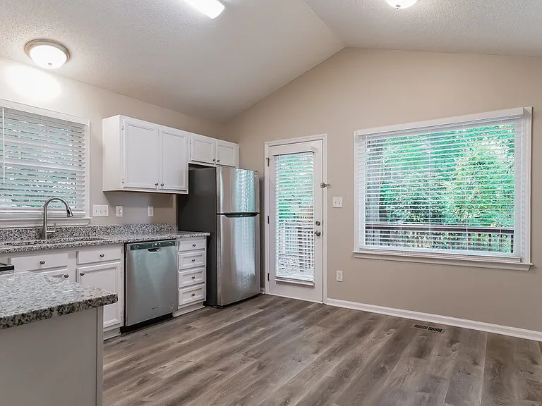 353 Amherst Creek Dr — Photo 7