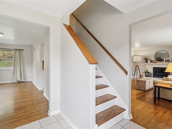 4th image of 332 Sharon Dr