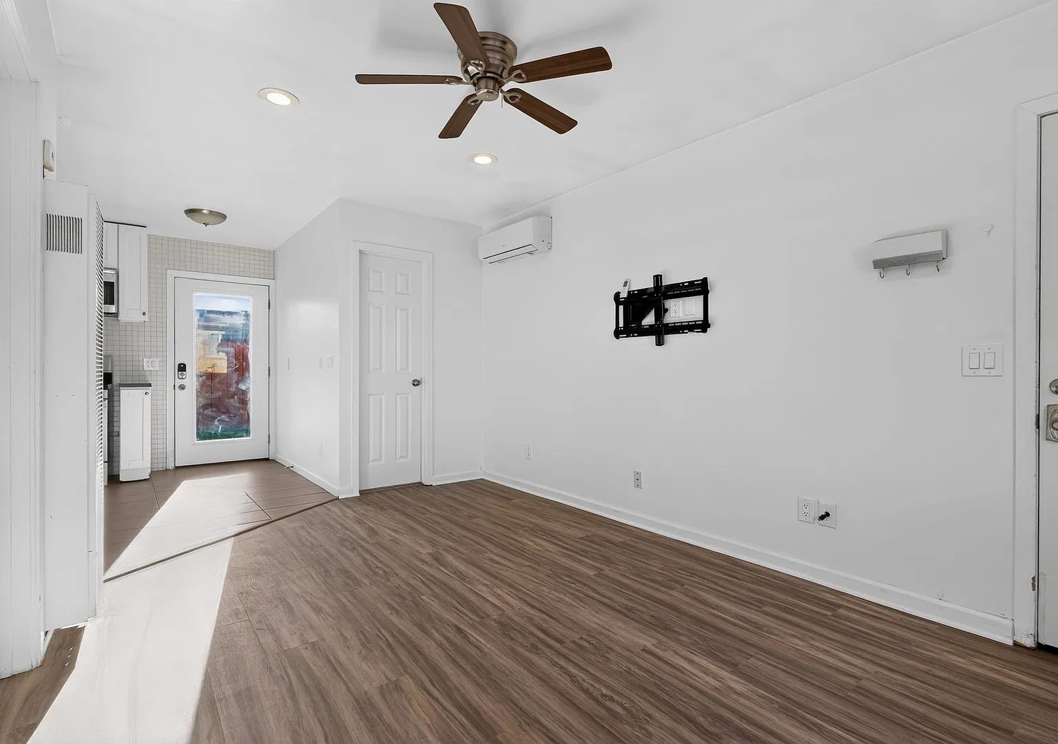 4833 1/2 Lantana Dr — Photo 4