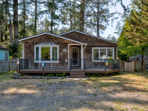 572 N Hemlock St, Cannon Beach, OR 97110