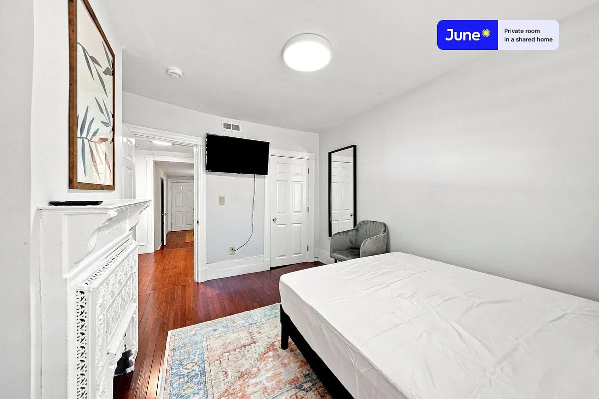 Queen bedroom in 7 bed/2 bath home in Allston #834 F — Photo 2