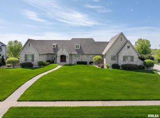 2733 Eagle Heights Ct, Bettendorf, IA 52722