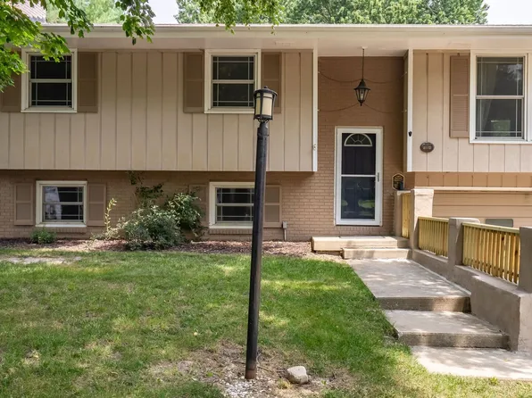 18864 Pioneer St, Bloomington, IL 61705