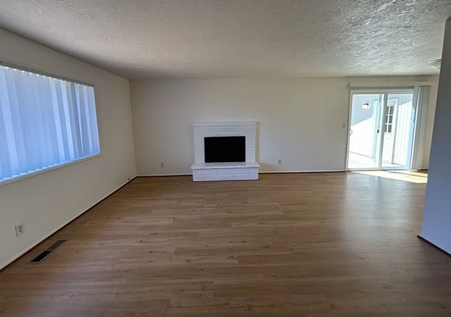 3Bd/1Ba Single Story House - Available to View! — Photo 3