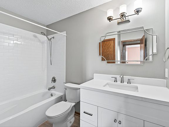 5th image of 927 Pondview Ct