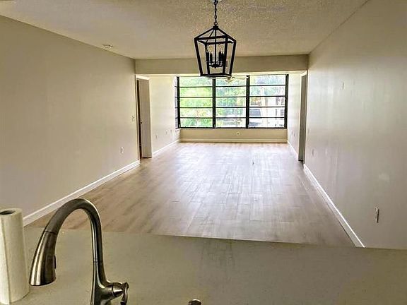 5th image of 1721 Whitehall Dr APT 303